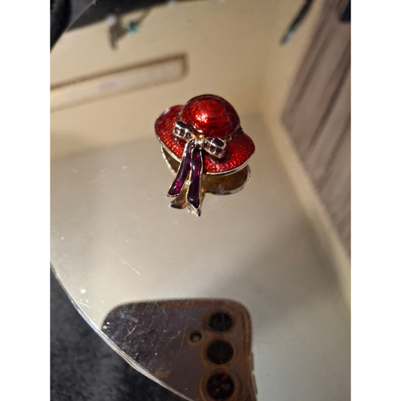Red hat brooch with Rhinestones - Picture 2 of 4